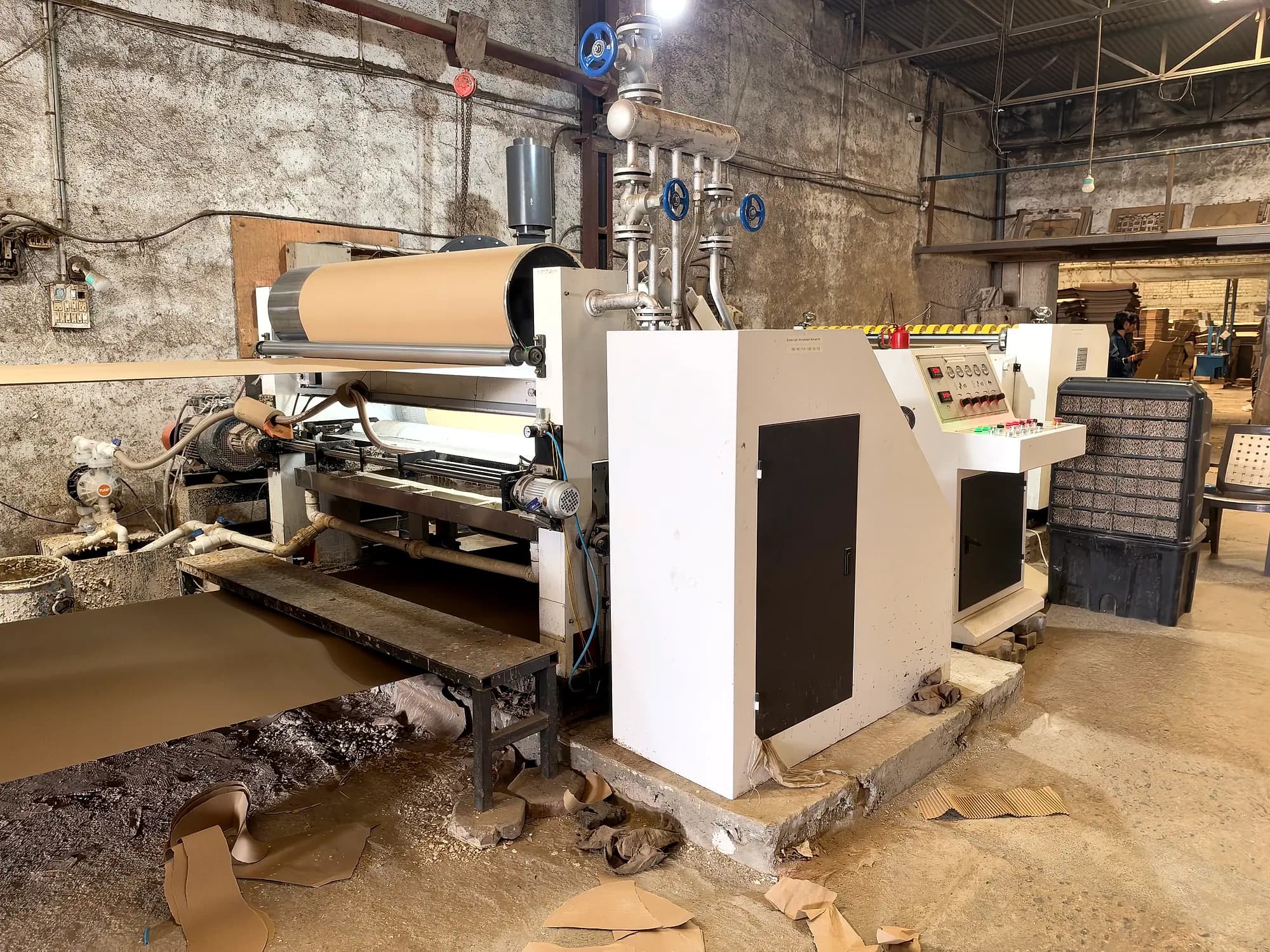 Corrugation and pasting line with kraft paper reel at the FIDVI packaging factory, Ujjain
