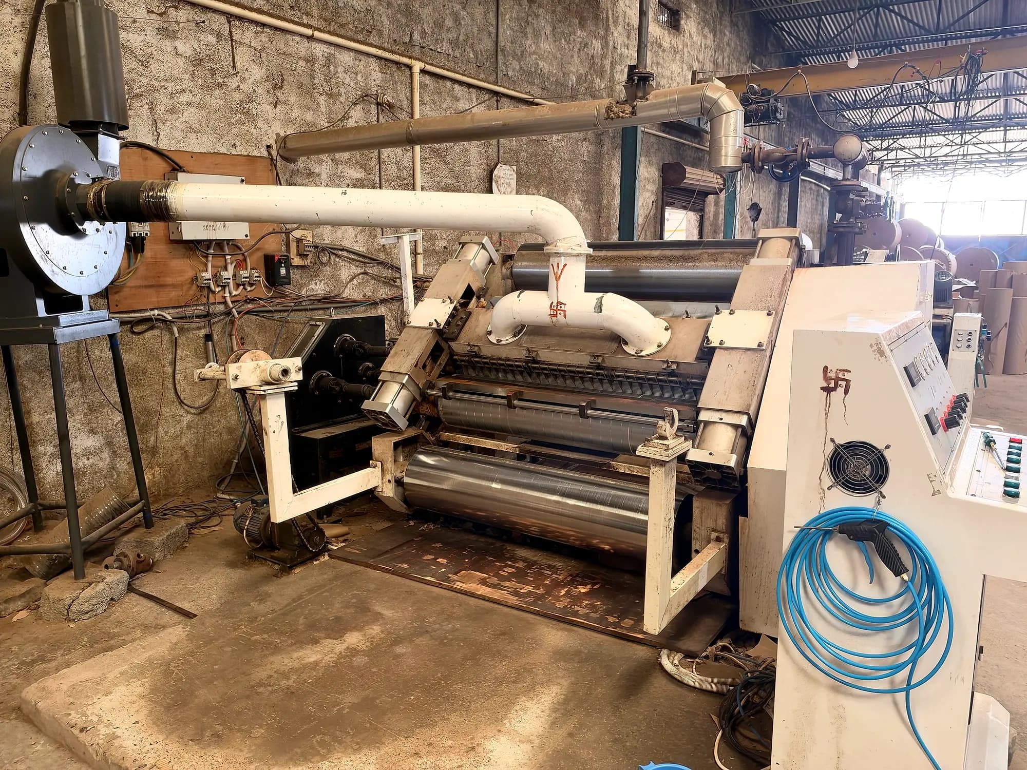 Close view of a single facer corrugation unit at the FIDVI packaging factory